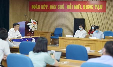 Representative of Central Youth Union and Canon Vietnam answer questions from students