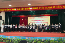 Đại diện Ban TNXH trao học bổng cho học sinh tại xã Hải Bối