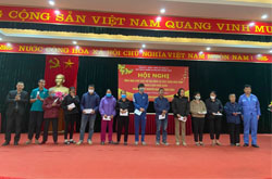 Đại diện Ban TNXH trao quà Tết cho hộ dân tại xã Võng La