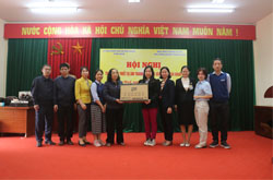 Đại diện Ban TNXH trao trang thiết bị cho xã Kim Chung và xã Võng La