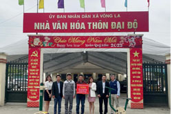 Đại diện Ban TNXH trao trang thiết bị cho xã Kim Chung và xã Võng La