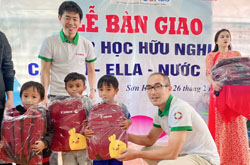 Canon Vietnam present gifts for pupils