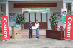 Ông Phạm Minh Tân – Trưởng phòng Môi trường và thiết bị nhà xưởng Công ty TNHH Canon Việt Nam trao tặng Trung tâm cứu hộ động vật hoang dã một số trang thiết bị phục vụ công tác bảo tồn  