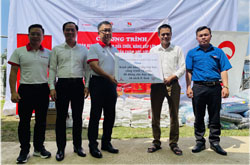 TGĐ Công ty Canon Việt Nam trao biểu trưng cho đại diện nhà trường 