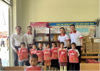 GD presented books and bookcases to school