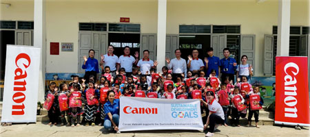 Đại diện Canon, BQL KCN&CX Hà Nội, Huyện đoàn Than Uyên chụp ảnh lưu niệm cùng nhà trường và học sinh trước công trình lớp học