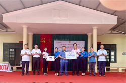 Đại diện Canon Việt Nam trao tặng biển tượng trưng cho đơn vị nhận tài trợ