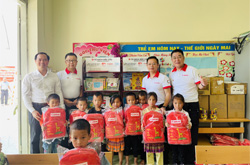 Canon Vietnam present Ehon bookcase for Tu San primary school (Than Uyen, Lai Chau)