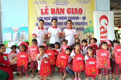 2. Đại diện Canon tặng quà cho các em học sinh