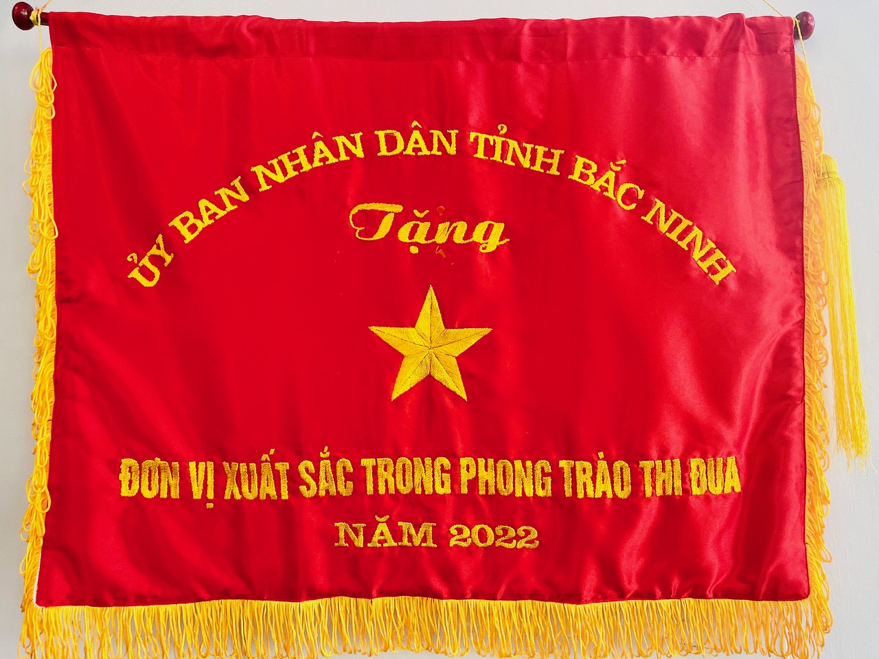 Nhận cờ thi đua 'Đơn vị xuất sắc trong phong trào thi đua năm 2022' của UBND tỉnh Bắc Ninh (31/01/2023) 