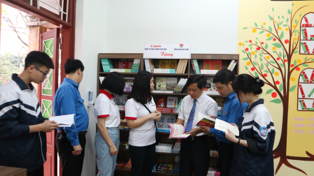 Các đại diện thăm quan thư viện trường THPT Lương Tài số 2