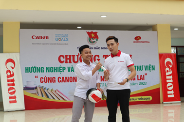 Pupils in the mini game Q&A from Canon Vietnam