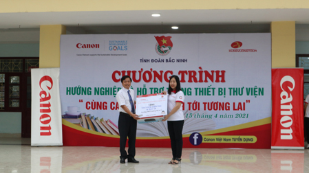 Đại diện Canon trao quà cho trường THPT Lương Tài số 2