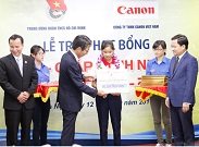 Tổng Giám đốc Soma trao học bổng cho học sinh nghèo vượt khó