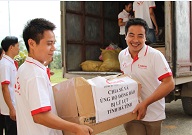  Hand in hand, volunteers support the flooded people