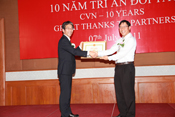 Nhận bằng khen vì thành tích xuất sắc trong công tác đầu tư tại Việt Nam (Tháng 7/2011)