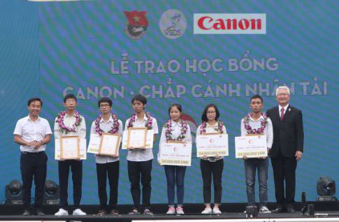 Canon và TW Đoàn tặng biển tượng trưng cho các em sinh viên 