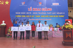 Canon Việt Nam  trao biển tượng trưng cho các trường thuộc dự án