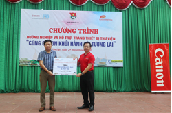 Đại diện Canon trao quà cho trường THPT Yên  Lạc 2
