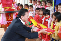 General Director Presented gift to pupils