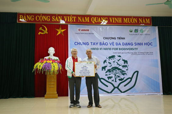 Ông Niimura – Tổng GĐ Canon Việt Nam trao tặng biển tượng trưng cho PGĐ Trung tâm cứu hộ bảo tồn  và phát triển sinh vật