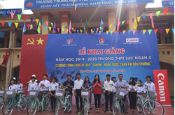 Các đại diện trao tặng xe đạp cho các em học sinh