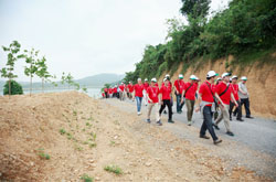 Đại biểu tình nguyện viên đi trồng rừng