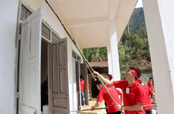 Tình nguyện viên hỗ trợ sơn trường học