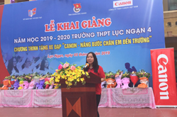 Bà Đào Thị Thu Huyền – Phó Giám Đốc Văn phòng Tổng Giám đốc, đại diện Canon Việt Nam phát biểu tại buổi lễ