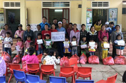 Photo: Present gifts to 50 pupils in Khe Me kindergarten