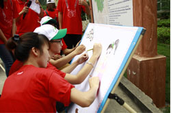 Tình nguyện viên cùng học sinh tham gia thi vẽ tranh