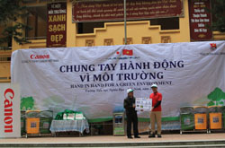 Giám đốc nhà máy Canon Quế Võ trao tặng quà cho trường Tiểu học Nghĩa Đạo