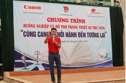 Các em học sinh rất hào hứng trước hoạt động Hướng nghiệp từ Canon Việt Nam