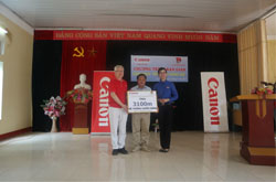 Đại diện Canon Việt Nam & Tỉnh đoàn tặng biển tượng trưng cho các đơn vị nhận tài trợ