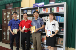 Canon tặng tủ sách và sách cho trường THPT Yên Lạc 2