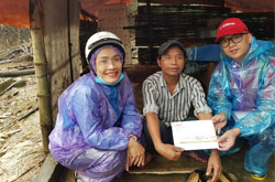 Hình ảnh Canon và đại diện các công ty trao tặng quà cho hộ khó khăn tỉnh Quảng Ngãi