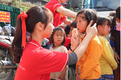Volunteers took care children 