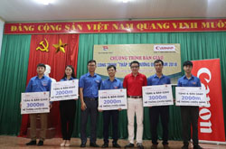 Đại diện Canon Việt Nam & Tỉnh đoàn tặng biển tượng trưng cho các đơn vị nhận tài trợ