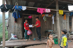 Hình ảnh Canon và đại diện các công ty trao tặng quà cho hộ khó khăn tỉnh Quảng Trị