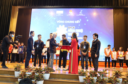 Tổng GD trao giải nhất cho đội BK CIM – ĐH Bách khoa Hà Nội