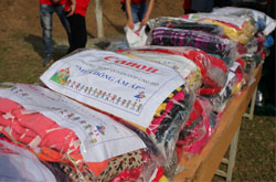 Quần áo ấm do CBCNV quyên góp cho học sinh 