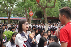 Các em học sinh rất hào hứng trước hoạt động Hướng nghiệp từ Canon Việt Nam