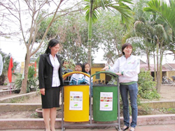 Representative of Canon Vietnam presented gifts to School