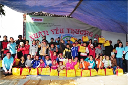 Tặng quà cho các em nhỏ tại chùa Đông Trang