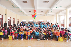 Chụp ảnh lưu niệm tại làng trẻ SOS Thanh Hoá