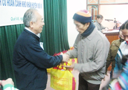 GD present gift to poor house at Que Vo province