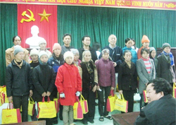 Các hộ gia đình được nhận quà tại huyện Tiên Du