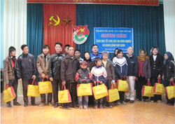 Các hộ gia đình được nhận quà tại huyện Lục Nam