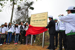 Representative of Canon Vietnam, Thanh Hoa Department of Agriculture & Rural Development, and Management board of Ben En National Park inaugurated Canon board