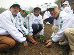 TGD tham gia trồng cây cùng các em học sinh